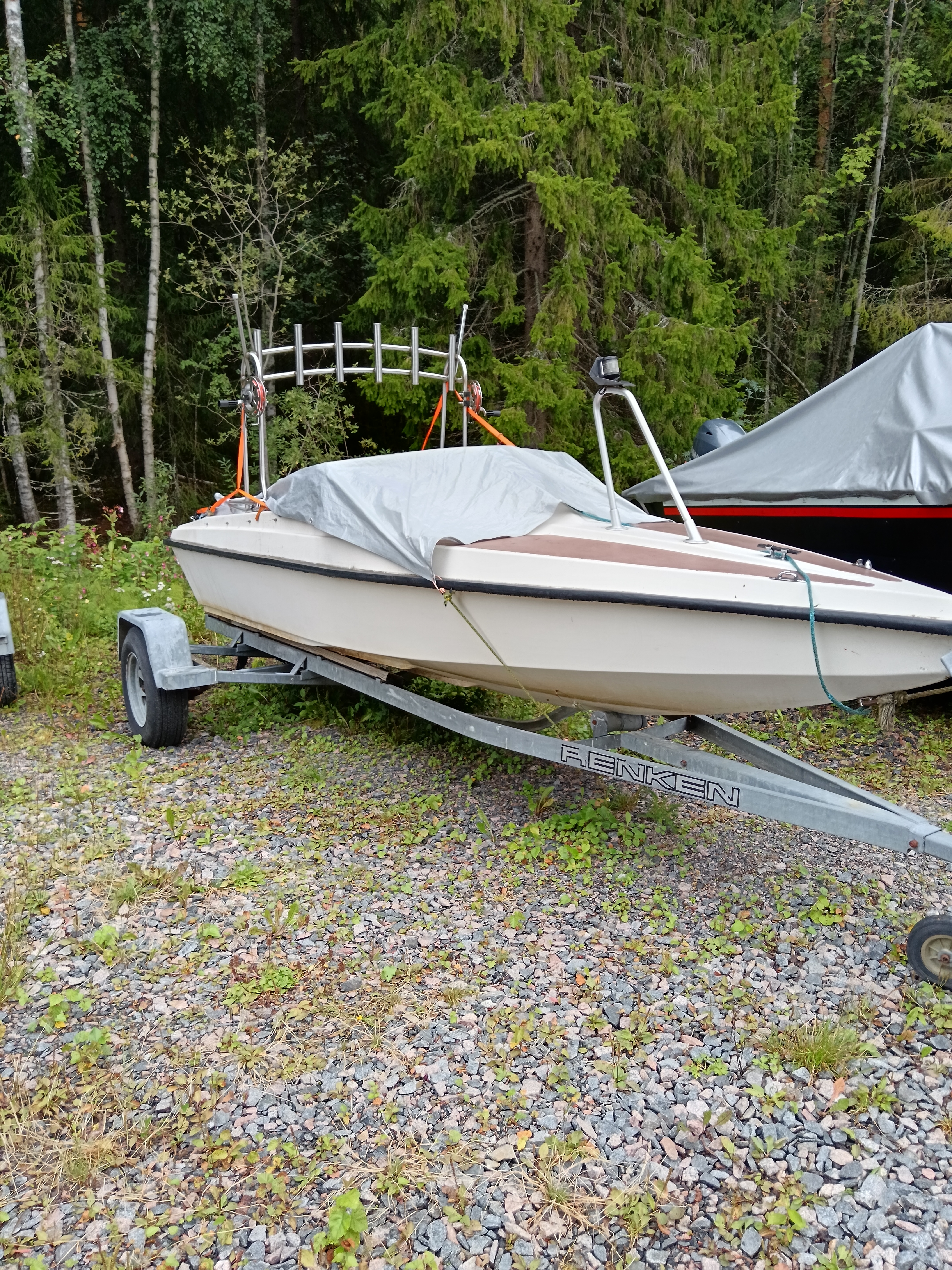 Muu merkki Tuulilasi